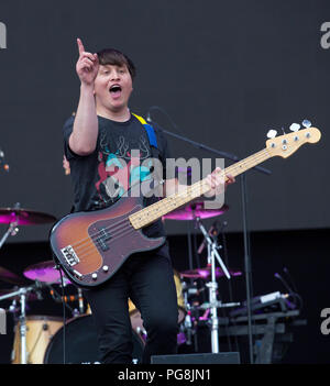 Die Wombats treten am ersten Tag auf der Hauptbühne beim Lesefest 2018 auf Stockfoto