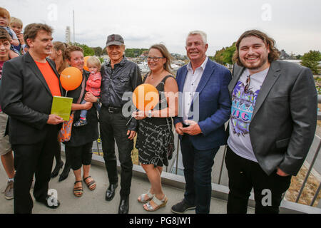 Worms, Deutschland. 24. August 2018. Der Schauspieler Peter Englert (rechts), initiiert die Umbenennung der Brücke zu Terence-Hill-Brücke, Terence Hill (4. rechts) und der Oberbürgermeister der Stadt Worms Michael Kissel (2. rechts) posieren mit Mitgliedern des Karl-Kubel-Stiftung für die Presse. Italienische Schauspieler Terence Hill besucht die deutsche Stadt Worms, seinen neuen Film zu präsentieren (Mein Name ist jemand). Terence Hill hinzu der Anschlag in Worms zu seinem Film Promotion Tour in Deutschland zu besuchen, eine Fußgängerbrücke, die inoffiziell benannt ist Terence-Hill-Brücke (offiziell Karl-Kubel-Brücke). Stockfoto