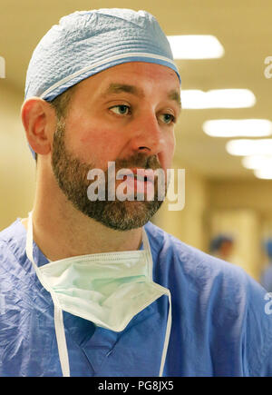 August 24, 2018 - Davenport, Iowa, USA - Nach der Operation Andrew J. Lightfoot, MD bereitet mit Mitgliedern von Brian Enburg der Familie zu sprechen und sie darüber zu informieren, dass alles reibungslos über die Bühne ging. (Bild: © Kevin E. Schmidt/Viererkabel - Zeiten/Viererkabel - Zeiten über ZUMA Draht) Stockfoto