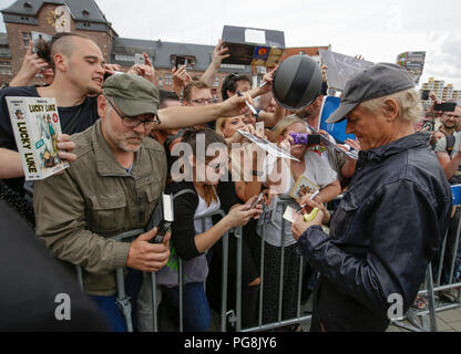 Worms, Deutschland. 24. August 2018. Terence Hill Zeichen s seine Autogramme für seine Fans. Italienische Schauspieler Terence Hill besucht die deutsche Stadt Worms, seinen neuen Film zu präsentieren (Mein Name ist jemand). Terence Hill hinzu der Anschlag in Worms zu seinem Film Promotion Tour in Deutschland zu besuchen, eine Fußgängerbrücke, die inoffiziell benannt ist Terence-Hill-Brücke (offiziell Karl-Kubel-Brücke). Stockfoto