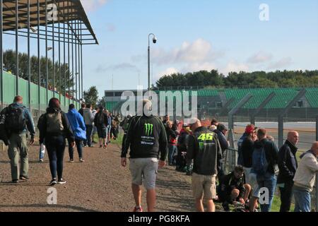 Silverstone, Northamptonshire, GB, 24. August 2018 - 2018 GOPRO Britischen Grand Prix MOTORGP Freie Praxis Tag - jede Menge zwei Rad Action auf der Strecke mit Spaß für die ganze Familie mit Kirmes, Armee zeigt und Motorcross Aktion. Credit: Michelle Brücken/Alamy leben Nachrichten Stockfoto