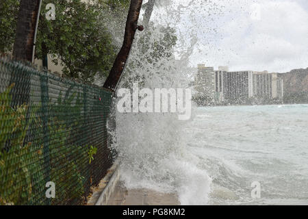 Honolulu. 23 Aug, 2018. Foto auf 23.08.2018 zeigt starken Gezeiten Läppen der Ufermauer am Strand von Waikiki in Honolulu, Hawaii, USA. Hurricane Lane, Wetter vorhergesagt als die größte Bedrohung für Hawaii in den Dekaden, gefährlich nah an die Aloha Zustand Donnerstag Morgen verschoben, Auslösen von Heavy Rain, Erdrutsche und Überschwemmungen. Credit: Sun Ruibo/Xinhua/Alamy leben Nachrichten Stockfoto