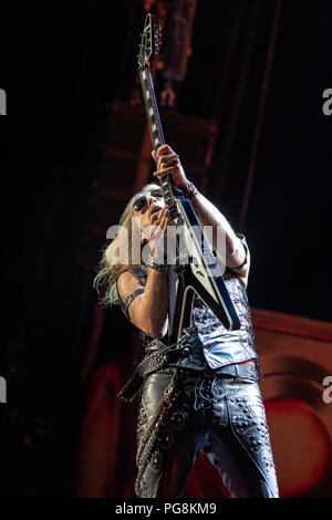 Tinley Park, Illinois, USA. 22 Aug, 2018. RICHIE FAULKNER von Judas Priester während der lange Abschied Tour im Hollywood Casino Amphitheater in Tinley Park, Illinois Credit: Daniel DeSlover/ZUMA Draht/Alamy leben Nachrichten Stockfoto