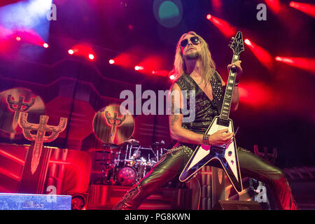 Tinley Park, Illinois, USA. 22 Aug, 2018. RICHIE FAULKNER von Judas Priester während der lange Abschied Tour im Hollywood Casino Amphitheater in Tinley Park, Illinois Credit: Daniel DeSlover/ZUMA Draht/Alamy leben Nachrichten Stockfoto