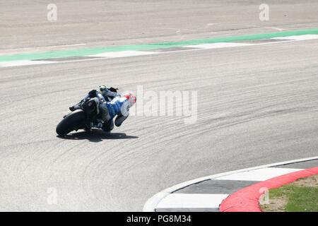 Silverstone, Northamptonshire, GB, 24. August 2018 - 2018 GOPRO Britischen Grand Prix MOTORGP Freie Praxis Tag - jede Menge zwei Rad Action auf der Strecke mit Spaß für die ganze Familie mit Kirmes, Armee zeigt und Motorcross Aktion. Credit: Michelle Brücken/Alamy leben Nachrichten Stockfoto