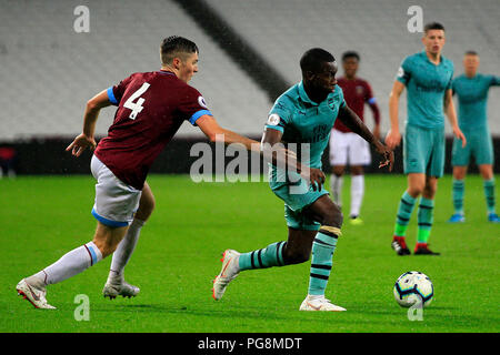 Eddie Nketiah von Arsenal u 23 (R) in Aktion mit Conor Coventry West Ham United u 23 (L). Premier League 2 übereinstimmen, v Arsenal U 23 West Ham United U23 an der London Stadium, Queen Elizabeth Olympic Park in London am Freitag, den 24. August 2018. Dieses Bild dürfen nur für redaktionelle Zwecke verwendet werden. Nur die redaktionelle Nutzung, eine Lizenz für die gewerbliche Nutzung erforderlich. Keine Verwendung in Wetten, Spiele oder einer einzelnen Verein/Liga/player Publikationen. pic von Steffan Bowen/Andrew Orchard sport Fotografie/Alamy leben Nachrichten Stockfoto