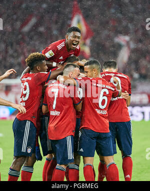München, Deutschland. 24. Aug 2018. FC Bayern München, München, August 24, 2018 Thomas Mueller, MÜLLER, FCB 25 sein Ziel feiert 1-0 mit David Alaba, FCB 27 Franck Ribery, FCB 7 Thiago ALCANTARA, FCB 6 FC BAYERN MÜNCHEN - TSG 1899 Hoffenheim - DFL-Bestimmungen verbieten die Verwendung von Fotografien als BILDSEQUENZEN und/oder quasi-VIDEO - 1. Deutsche Fussball Liga, München, August 24, 2018, Saison 2018/2019, Spieltag 1 © Peter Schatz/Alamy leben Nachrichten Stockfoto