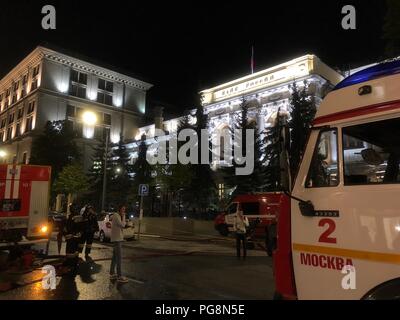 Moskau, Russland. 24 Aug, 2018. Feuerwehrmänner sammeln außerhalb der Russischen Zentralbank in Moskau, Russland, am 12.08.24., 2018. Brach ein Feuer im Gebäude der russischen Zentralbank in der Innenstadt von Moskau und Opfer unbekannt sind, lokale Medien Freitag berichtet wurde. Credit: Bai Xueqi/Xinhua/Alamy leben Nachrichten Stockfoto