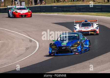 Bowmanville, KÖNNEN., 08. Jul 2018. 8. Juli 2018. Die Zahl 14 Lexus RC F GT3, angetrieben durch das Team von Dominik Baumann und Kyle Marcelli, Daytona in der GT-Serie, in der umfassende rechts abbiegen 1 vor der Nummer 7 Acura DPi, angetrieben durch das Team von Helio Castroneves und Ricky Taylor, in dem Prototyp Serie am 08 Juli, 2018 Canadian Tire Motorsport Park während der Mobil1 Sportwagen Grand Prix Wochenende. Credit: Victor Biro/ZUMA Draht/Alamy leben Nachrichten Stockfoto