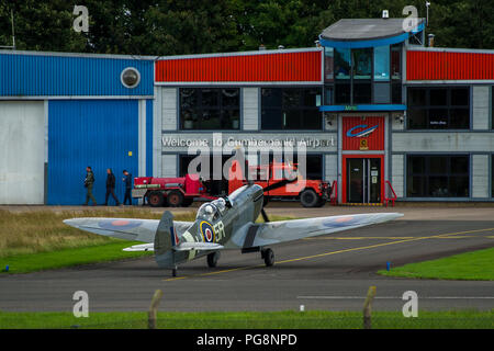 Cumbernauld, Schottland, Großbritannien. 24. Aug 2018. Spezielle Spitfire Flüge in Cumbernauld Airport, Cumbernauld, Schottland, Großbritannien - 24 August 2018 Credit: Colin Fisher/Alamy leben Nachrichten Stockfoto