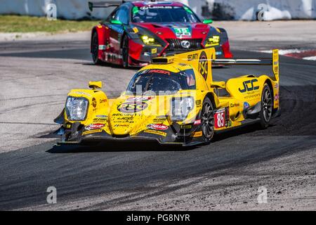 Bowmanville, KÖNNEN., 08. Jul 2018. 8. Juli 2018. Die Zahl 85 ORECA LMP2, angetrieben durch das Team von Simon Trummer und Robert Alon, in dem Prototyp Serie, führt die Zahl 15 Lexus RC F GT3, angetrieben durch das Team von Jack Hawksworth und David Heinemeier Hansson, in der GT Daytona Serie, durch die Haarnadel Nummer 5 Moos Ecke am 08 Juli, 2018 Canadian Tire Motorsport Park während der Mobil1 Sportwagen Grand Prix Wochenende. Credit: Victor Biro/ZUMA Draht/Alamy leben Nachrichten Stockfoto