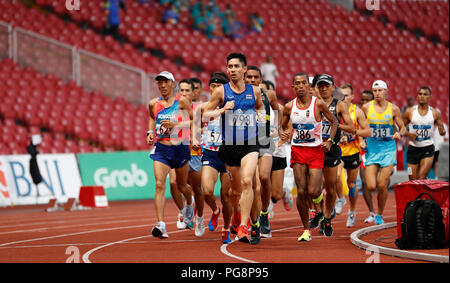 Jakarta, Indonesien. 25 Aug, 2018. Läufer konkurrieren während Leichtathletik Männer Marathon bei den Asian Games 2018 in Jakarta, Indonesien am 12.08.25., 2018. Credit: Wang Lili/Xinhua/Alamy leben Nachrichten Stockfoto