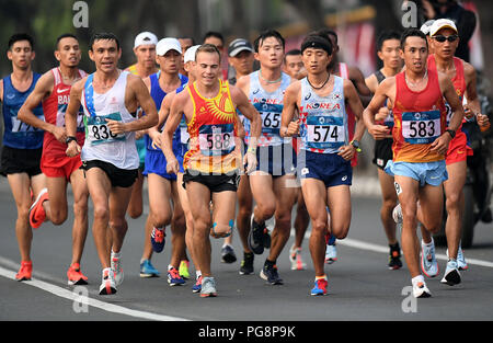 Jakarta, Indonesien. 25 Aug, 2018. Läufer konkurrieren während Leichtathletik Männer Marathon bei den Asian Games 2018 in Jakarta, Indonesien am 12.08.25., 2018. Credit: Yue Yuewei/Xinhua/Alamy leben Nachrichten Stockfoto