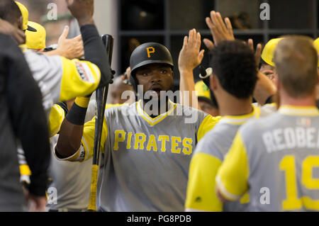 Milwaukee, USA. 24. August 2018: Pittsburgh Pirates rechter Feldspieler Gregory Polanco #25 gratuliert schlagen Sie ein Opfer fliegen die Piraten in einem Lauf im 6. Inning der Major League Baseball Spiel zwischen den Milwaukee Brewers und die Pittsburgh Pirates am Miller Park in Milwaukee, WI zu bringen. John Fisher/CSM Credit: Cal Sport Media/Alamy leben Nachrichten Stockfoto