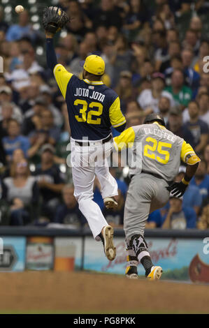 Milwaukee, USA. 24. August 2018: Pittsburgh Pirates rechter Feldspieler Gregory Polanco #25 Schlägen eine hohe werfen die erste Basis während der Major League Baseball Spiel zwischen den Milwaukee Brewers und die Pittsburgh Pirates am Miller Park in Milwaukee, WI. John Fisher/CSM Credit: Cal Sport Media/Alamy leben Nachrichten Stockfoto