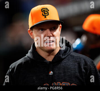 San Francisco, USA. 24. August 2018: San Francisco Giants catcher Nick Hundley (5) Chats im Dugout mit seinen Mannschaftskameraden, während ein MLB-Spiel zwischen den Texas Rangers und die San Francisco Giants bei AT&T Park in San Francisco, Kalifornien. Valerie Shoaps/CSM Credit: Cal Sport Media/Alamy leben Nachrichten Stockfoto