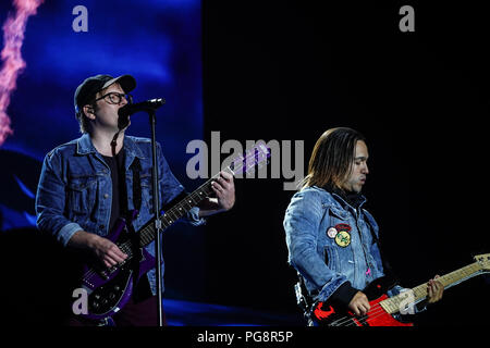 Reading, Berkshire, Großbritannien. 24. Aug 2018. Fall Out Boy live auf der Hauptbühne am 2018 Reading Festival. Foto Datum: Freitag, 24. August 2018. Foto: Roger Garfield/Alamy Credit: Roger Garfield/Alamy leben Nachrichten Stockfoto