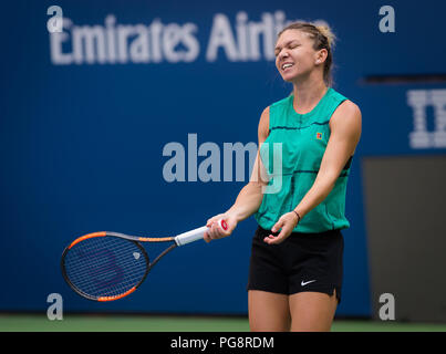 New York, USA. 24. Aug 2018. Simona Halep Rumäniens Praktiken bei den US Open 2018 Grand Slam Tennis Turnier. New York, USA. 24. August 2018. 24 Aug, 2018. Quelle: AFP 7/ZUMA Draht/Alamy leben Nachrichten Stockfoto