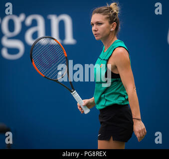 New York, USA. 24. Aug 2018. Simona Halep Rumäniens Praktiken bei den US Open 2018 Grand Slam Tennis Turnier. New York, USA. 24. August 2018. 24 Aug, 2018. Quelle: AFP 7/ZUMA Draht/Alamy leben Nachrichten Stockfoto