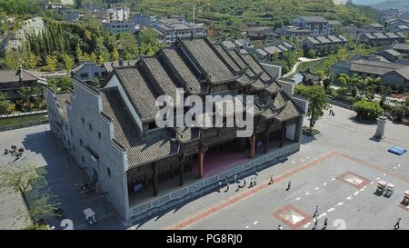 Weng'an. 25 Aug, 2018. Luftbild am 12.08.25, 2018 zeigt die Weng' ein Opernhaus in Weng'an County, im Südwesten Chinas Provinz Guizhou. Die Oper, die auf einer Fläche von 1,999.2 Quadratmeter, hat über 1 Millionen Stück von empfindlichen Bauteilen der traditionellen chinesischen Architektur. Credit: Ou Dongqu/Xinhua/Alamy leben Nachrichten Stockfoto