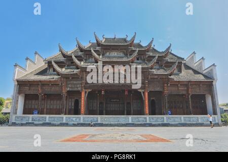 Weng'an. 25 Aug, 2018. Foto am 12.08.25, 2018 zeigt die Weng' ein Opernhaus in Weng'an County, im Südwesten Chinas Provinz Guizhou. Die Oper, die auf einer Fläche von 1,999.2 Quadratmeter, hat über 1 Millionen Stück von empfindlichen Bauteilen der traditionellen chinesischen Architektur. Credit: Ou Dongqu/Xinhua/Alamy leben Nachrichten Stockfoto