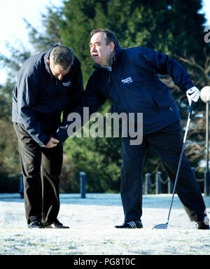 Ehemaliger Schottischer Erster Minister Alex Salmond zu einem Golf spielenden Fall Stockfoto