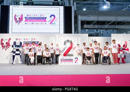 Tokio Gouverneur Yuriko Koike (C-R) und andere Gäste bedeuten für die Kameras während einer Tokyo 2020, 2 Jahre zu gehen! Countdown Event im MegaWeb Komplex am 24. August 2018, Tokio, Japan. Japanische Sportler, Prominente und Beamte nahmen an der Veranstaltung teil markiert den Beginn der 2-jährigen Countdown für die Olympischen Spiele 2020 in Tokio. (Foto von Rodrigo Reyes Marin/LBA) Stockfoto