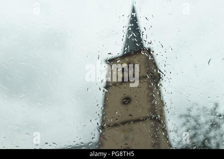 Oberschwarzach Bayern Deutschland, Samstag, 25. August 2018/dramatische Wetterlage im Spätsommer. Die trockene und heiße Sommer verwandelt sich in einen kalten und regnerischen vor Herbst. Der Kirchturm im Hintergrund ist unscharf durch den Start des kalten Morgen regen. Quelle: Ingo Menhard/Alamy leben Nachrichten Stockfoto