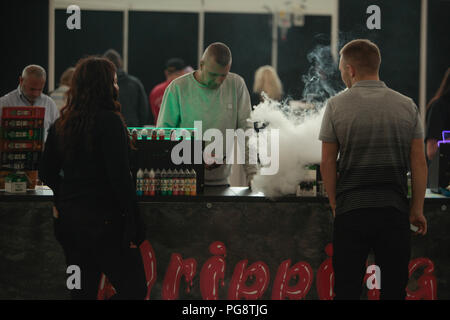 London, GB, 25. August 2018 Die Vape zeigen Willkommen E Cig Raucher zu London Olympia präsentieren Hersteller und Händler aus der ganzen Welt vapers; mit mehr als 100 Marken, sowohl große als auch kleine. sowie einer Vielzahl von Ausstellern, eine Vernetzung, einen großen Bühne DJ und Musik, Tricks Stand/Wettbewerb, Spule Tutorials bauen @ Paul Quezada-Neiman/Alamy leben Nachrichten Stockfoto