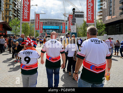 Wembley Stadion, London, UK. 25 Aug, 2018. Ladbrokes Rugby Challenge Cup, Katalanen Drachen versus Warrington Wölfe; Rugby League fans hinunter Wembley Weise vor dem Spiel Quelle: Aktion plus Sport/Alamy leben Nachrichten Stockfoto