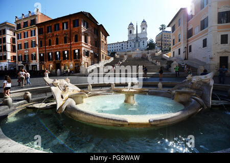 Die Fontana della Barcaccia in Piazza di Spagna in Rom. Stockfoto