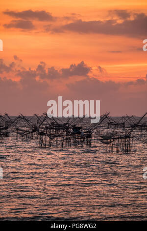 Landschaft von Fisherman's Village in Thailand mit einer Anzahl von Fischen Tools namens "Yok Yor', die traditionelle Fischerei Thailands Werkzeuge, die Form bamb Stockfoto