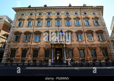 Sitz des italienischen Senats, in einer ehemaligen aus dem 15. Jahrhundert Palast der Medici mit späteren barocken Fassade. Stockfoto