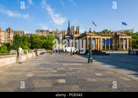 Der Hügel ist eine künstliche Hügel im Zentrum von Edinburgh, Schottland, das die Verbindung zwischen der neuen und der alten Städte. Die schottische Nationalgalerie ist hier zu sehen. Stockfoto