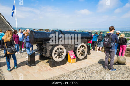 Mons Meg ist eine mittelalterliche bombardieren im Jahre 1449 und auf die Burg von Edinburgh, Schottland, Großbritannien gebaut. Stockfoto