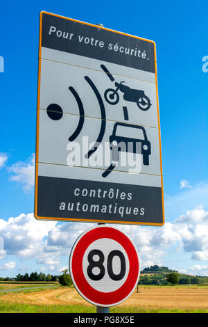 Zeichen der Geschwindigkeitsbegrenzung auf 80 km/h- und Radar-festgestellte Geschwindigkeit prüfen, Frankreich Stockfoto
