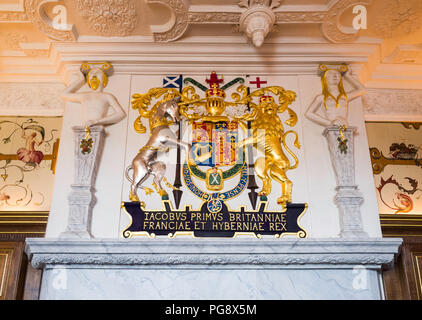 James VI Wappen über dem Kamin in der Laich Hall, oder King's Esszimmer, in der Königliche Palast, das Schloss Edinburgh, Edinburgh, Schottland. Stockfoto