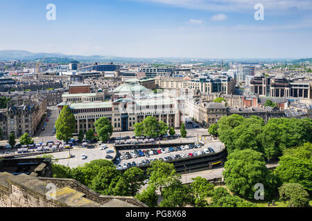 Anzeigen südwestlich von Zigarettenkippen Batterie, Schloss Edinburgh, Edinburgh, Schottland. Gebäude der Burg Terrasse und Usher Hall sind sichtbar. Stockfoto