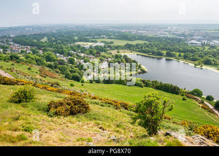 Blick auf duddingston Dorf und Duddingston Loch, von Queens Drive gesehen, unterhalb Arthur's Seat, Holyrood Park, dem Edinburgh, Schottland, Großbritannien. Stockfoto