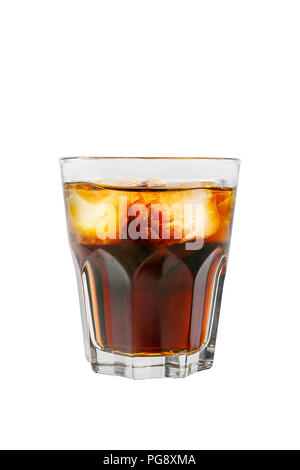 Ein 1-farbigen, transparenten Cocktail, erfrischende in einem Glas mit leuchtenden Eiswürfel mit Geschmack von Beeren, Kirschen, Erdbeeren, Grapefruit, c Stockfoto