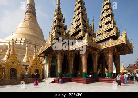 Shwedagon Pagode und Gautama Buddha Tempel, Yangon, Myanmar, Asien Stockfoto