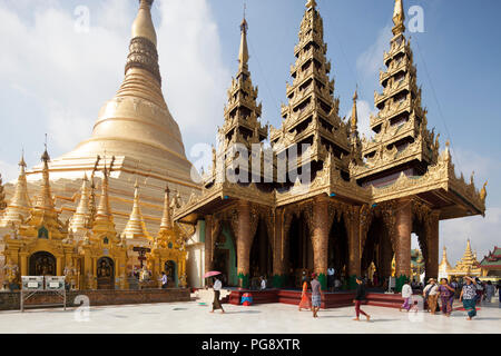 Shwedagon Pagode und Gautama Buddha Tempel, Yangon, Myanmar, Asien Stockfoto