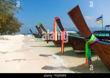 Traditionelle Boote in Railey Beach in Krabi Region in Thailand. Stockfoto