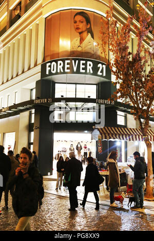 Forever 21 store Ermou Athen Griechenland - Nacht Fotografie Stockfoto
