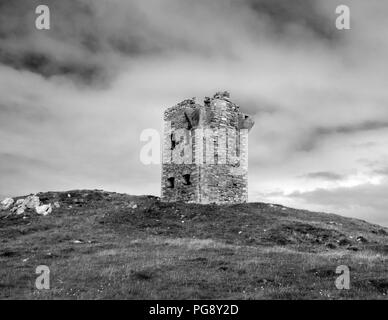 COUNTY Donegal, Irland - 12. AUGUST 2018: ein schwarz-weiß Foto eines verfallenen Turm am Kopf, Crohy Maghery. Stockfoto