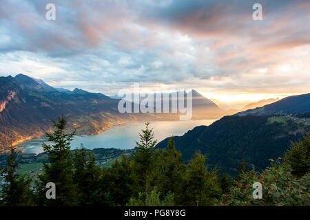 Sonnenuntergang Blick auf den Thuner See in Interlaken vom Harder Kulm Beobachtungspunkt in der Schweiz Stockfoto