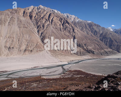Sanddünen im Erdgeschoss des Nubra Valley, Ladakh, zwischen dem Himalaja und Karakorum reicht Stockfoto
