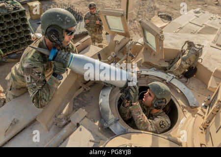 Armor Besatzungsmitglieder zu Task Force Raider last Sabot Umläufe auf einen M1 Abrams Tank während eines vor der Bereitstellung Training in Fort Hood, Texas, 18. August zugeordnet. Sabot runden funktionieren wie ein Pfeil durch Rüstung mit Schwung von Gewalt eher als explosive Power. (Foto von der U.S. Army Sgt. Sarah Kirby) Stockfoto