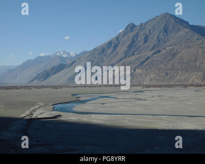 Sanddünen im Erdgeschoss des Nubra Valley, Ladakh, zwischen dem Himalaja und Karakorum reicht Stockfoto