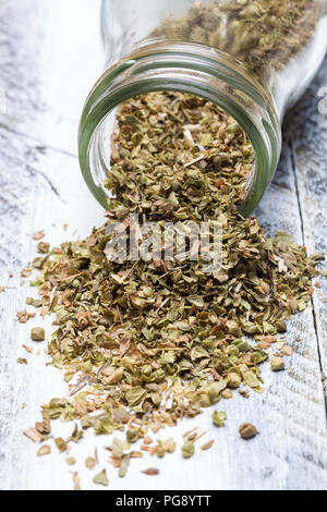 Oregano in einer Flasche auf Holz. Stockfoto